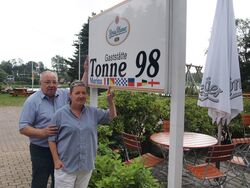 Gerhard und Beate Gronau zeigen, wie man Tonne 98 im Flaggenalphabet schreibt